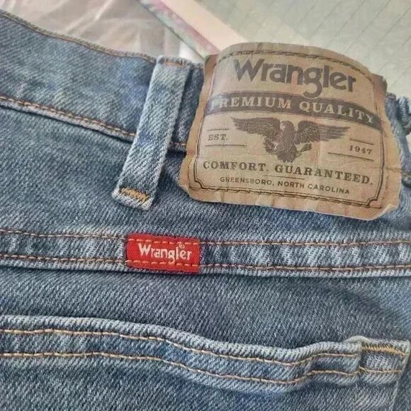 Wrangler Men's Medium Wash Blue Cotton/Spandex Regular Fit Comfort Flex Relaxed - Picture 13 of 13